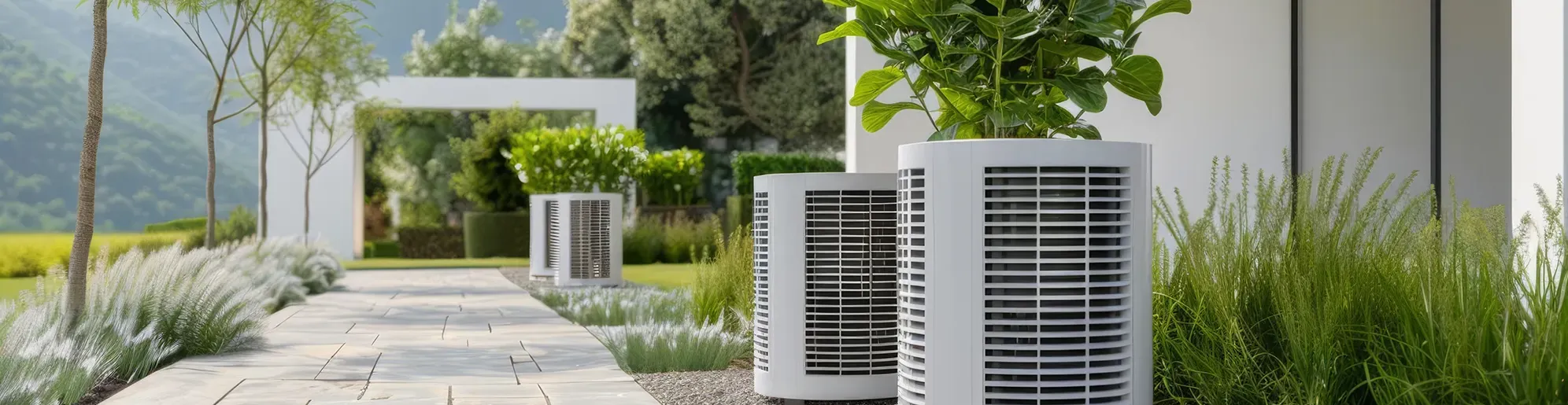 Installation de pompe à chaleur devant une maison moderne