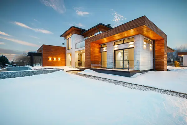Maison individuelle bien chauffée en hiver grâce à une PAC hybride